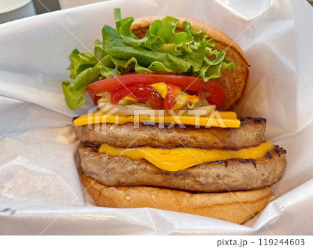 ダブルチーズバーガー チーズ2枚の贅沢なハンバーガー 119244603