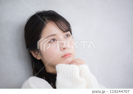 かわいいニットを着たあざといポーズのかわいい女性 119244707