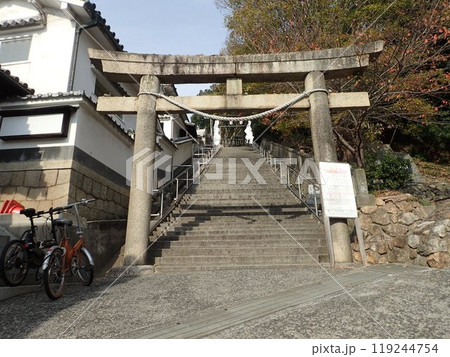 倉敷の総鎮守で、倉敷美観地区の北側にある鶴形山の山頂にあり、磐境、磐座と言う石組が多く残る阿智神社 119244754