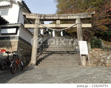 倉敷の総鎮守で、倉敷美観地区の北側にある鶴形山の山頂にあり、磐境、磐座と言う石組が多く残る阿智神社 119244755