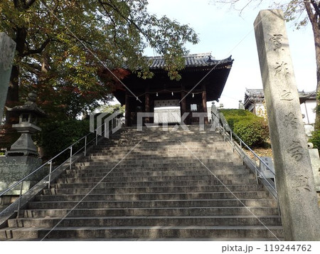 倉敷の総鎮守で、倉敷美観地区の北側にある鶴形山の山頂にあり、磐境、磐座と言う石組が多く残る阿智神社 119244762