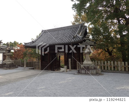 倉敷の総鎮守で、倉敷美観地区の北側にある鶴形山の山頂にあり、磐境、磐座と言う石組が多く残る阿智神社 119244821