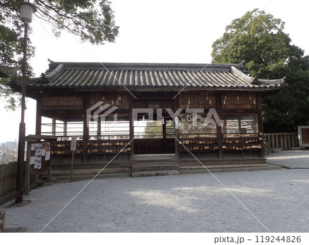 倉敷の総鎮守で、倉敷美観地区の北側にある鶴形山の山頂にあり、磐境、磐座と言う石組が多く残る阿智神社 119244826