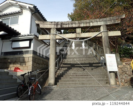 倉敷の総鎮守で、倉敷美観地区の北側にある鶴形山の山頂にあり、磐境、磐座と言う石組が多く残る阿智神社 119244844