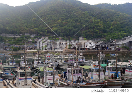 鞆の浦鞆港の波止から対岸を臨む 119244940