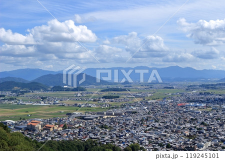 滋賀県八幡山から見る近江八幡市街地の景色 119245101
