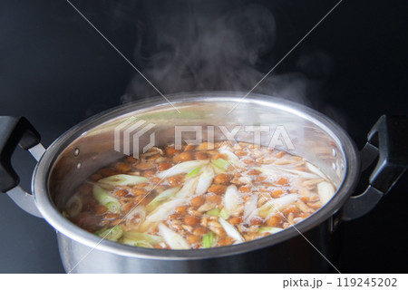 大鍋のなめこ汁 119245202