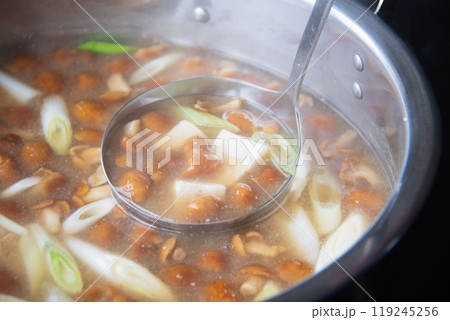大鍋のなめこ汁 119245256