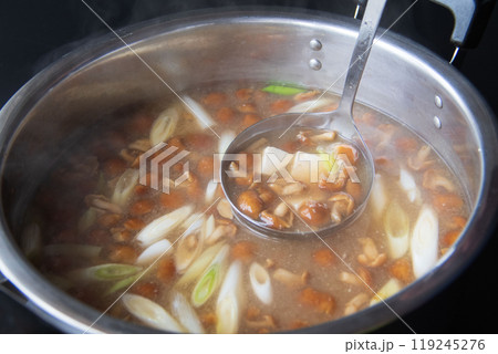 大鍋のなめこ汁 119245276