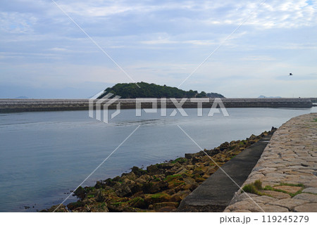 鞆の浦鞆港の波止から玉津島を望む 鞆の浦鞆港の波止から玉津島を望む 119245279