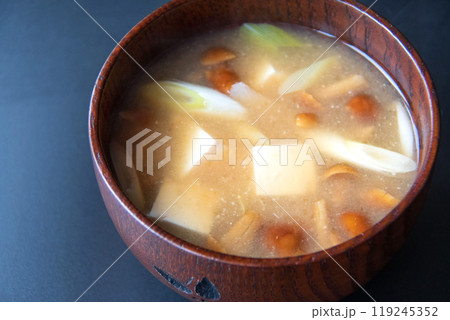 木椀に入れたなめこ汁 木椀に入れたなめこ汁 119245352