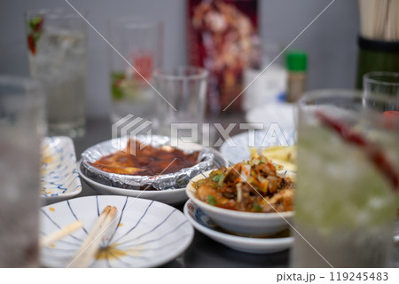 【#飲食店】おしゃれな居酒屋のテーブル 【#飲食店】おしゃれな居酒屋のテーブル 119245483
