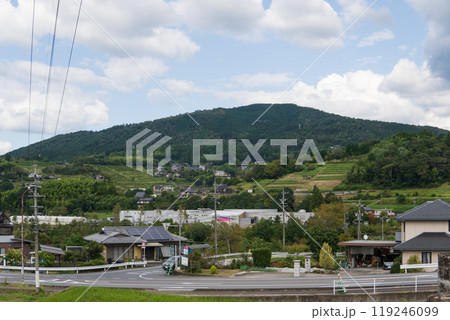 岐阜県／落合宿の旧中山道から見る梵天山 119246099