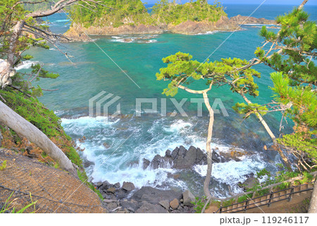 東北・気仙沼大島・龍舞崎・乙姫窟へ降りる階段と、荒々しい波が打ち寄せる入り江・宮城県気仙沼市 東北・気仙沼大島・龍舞崎・乙姫窟へ降りる階段と、荒々しい波が打ち寄せる入り江・宮城県気仙沼市 119246117