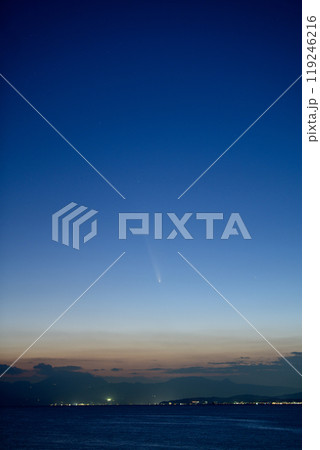 紫金山・アトラス彗星が湘南の海に現れ、夕方に箱根に沈んでゆく 紫金山・アトラス彗星が湘南の海に現れ、夕方に箱根に沈んでゆく 119246216