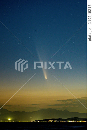 紫金山・アトラス彗星が湘南の海に現れ、夕方に箱根に沈んでゆく 紫金山・アトラス彗星が湘南の海に現れ、夕方に箱根に沈んでゆく 119246218