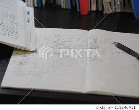 ノートと問題集が置かれた勉強机 ノートと問題集が置かれた勉強机 119246411