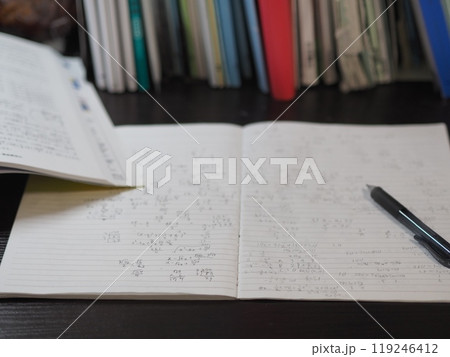 ノートと問題集が置かれた勉強机 119246412