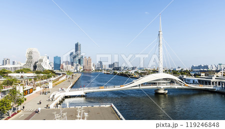 Building view of the beautiful Dagang Bridge (Great Harbor Bridge) connecting Pier-2 Art Center and Peng-lai Commercial Harbor in Kaohsiung, Taiwan. Building view of the beautiful Dagang Bridge (Great Harbor Bridge) connecting Pier-2 Art Center and Peng-lai Commercial Harbor in Kaohsiung, Taiwan. 119246848