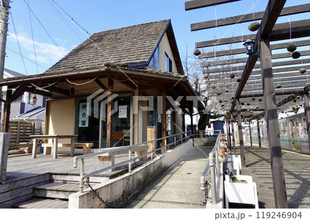 水間鉄道の終点　水間観音駅のホームに素敵な待合室がある風景　大阪府貝塚市水間 119246904