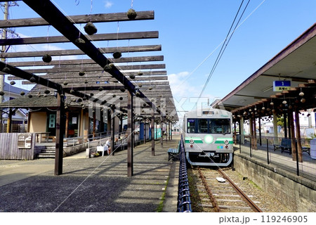 水間鉄道の終点 水間観音駅のホームに素敵な待合室がある風景 大阪府貝塚市水間 水間鉄道の終点 水間観音駅のホームに素敵な待合室がある風景 大阪府貝塚市水間 119246905