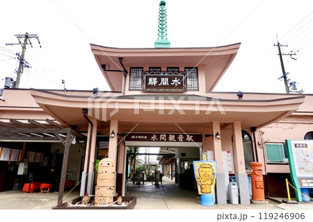 水間鉄道の終点　水間観音駅の独特なピンク色の駅舎の風景　大阪府貝塚市水間 119246906