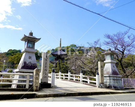 水間寺（水間観音）の近木川に掛かる厄除橋の風景（桜ナシ）　大阪府貝塚市水間 119246913