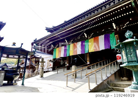 水間寺(水間観音)の本堂が見える境内の風景 大阪府貝塚市水間 水間寺(水間観音)の本堂が見える境内の風景 大阪府貝塚市水間 119246919