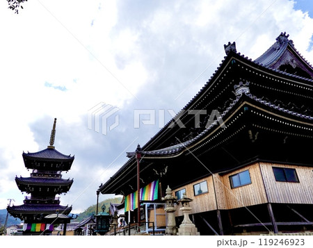 水間寺(水間観音)の三重塔と本堂が見える境内の風景 大阪府貝塚市水間 水間寺(水間観音)の三重塔と本堂が見える境内の風景 大阪府貝塚市水間 119246923
