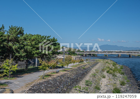 朝霧橋から宇治橋方面の宇治川風景 119247059