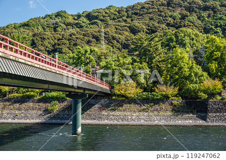 橘島と宇治川右岸を結ぶ朝霧橋 橘島と宇治川右岸を結ぶ朝霧橋 119247062