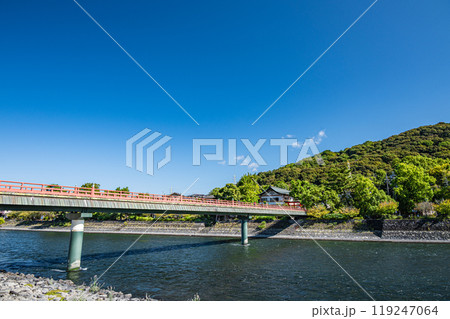 橘島と宇治川右岸を結ぶ朝霧橋 119247064