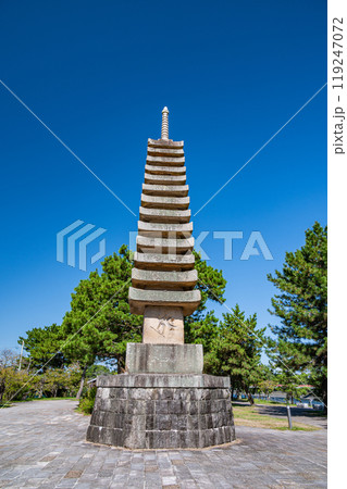 宇治公園塔の島　十三重石塔　京都府宇治市 119247072