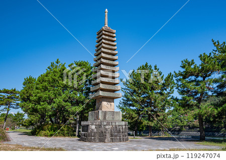 宇治公園塔の島　十三重石塔　京都府宇治市 119247074