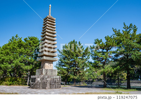 宇治公園塔の島 十三重石塔 京都府宇治市 宇治公園塔の島 十三重石塔 京都府宇治市 119247075