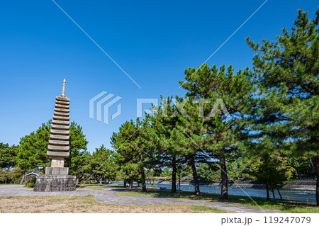 宇治公園塔の島　十三重石塔　京都府宇治市 119247079