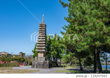 宇治公園塔の島　十三重石塔　京都府宇治市 119247081