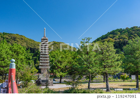 宇治公園塔の島　十三重石塔　京都府宇治市 119247091