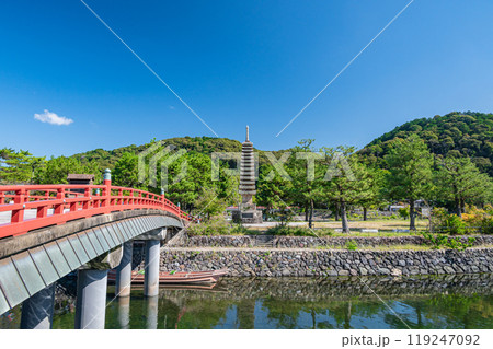 宇治公園塔の島　十三重石塔　京都府宇治市 119247092