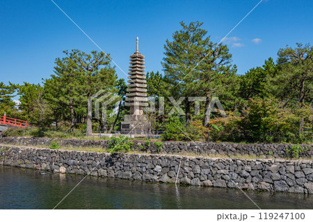 宇治公園塔の島　十三重石塔　京都府宇治市 119247100