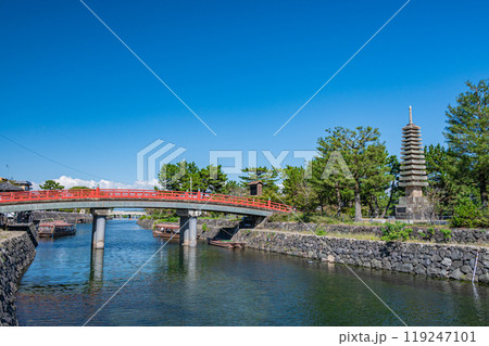 宇治公園塔の島へ渡る橋　喜撰橋　十三重石塔　京都府宇治市 119247101