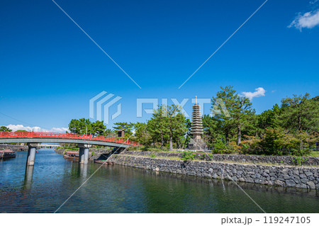 宇治公園塔の島へ渡る橋　喜撰橋　十三重石塔　京都府宇治市 119247105