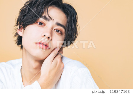 ジェンダーレスメイクの男性　メンズコスメ　男性化粧品 119247168