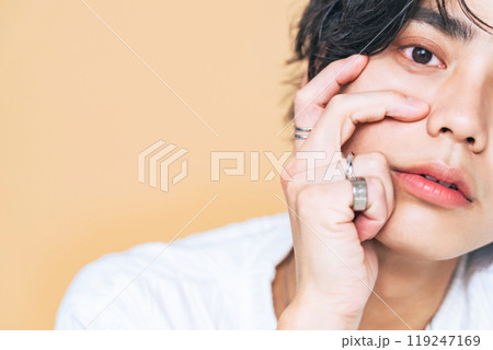 男性ポートレート　ジェンダーレスメイク　メンズコスメ　スキンケア 119247169