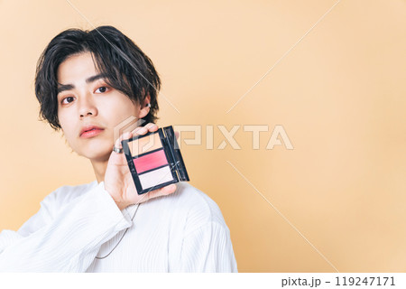 メイクパレットを持つ男性　ジェンダーレスメイク　メンズコスメ　スキンケア 119247171