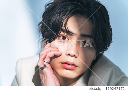 男性ポートレート　ジェンダーレスメイク　メンズコスメ　スキンケア 119247172