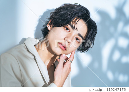 男性ポートレート　ジェンダーレスメイク　メンズコスメ 119247176