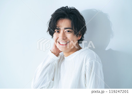 笑顔の若い日本人男性のポートレート 美容 スキンケア メンズコスメ 笑顔の若い日本人男性のポートレート 美容 スキンケア メンズコスメ 119247201