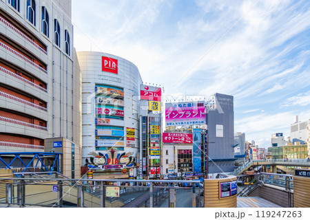 秋の八王子駅北口 119247263