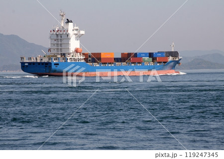 来島海峡を抜け斎灘に向かうコンテナ船 119247345
